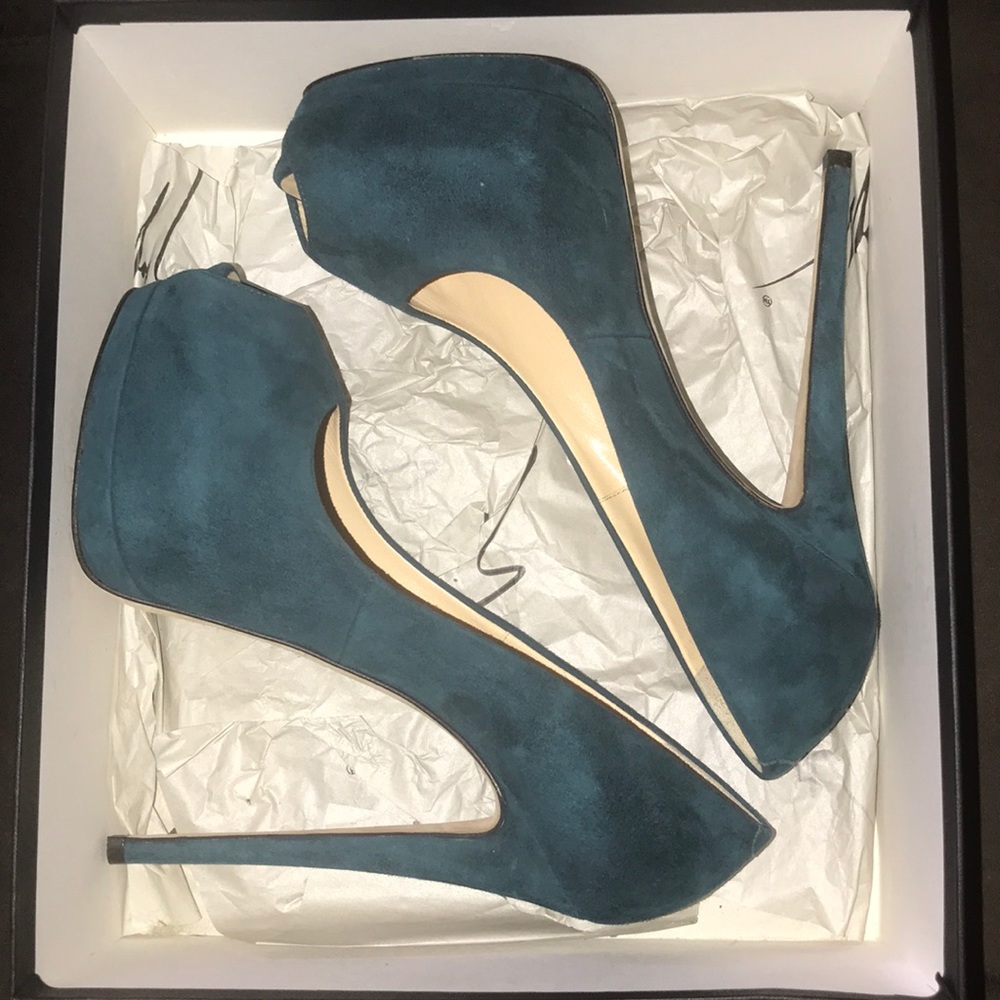 Designer Heels - Picture 4 of 6
